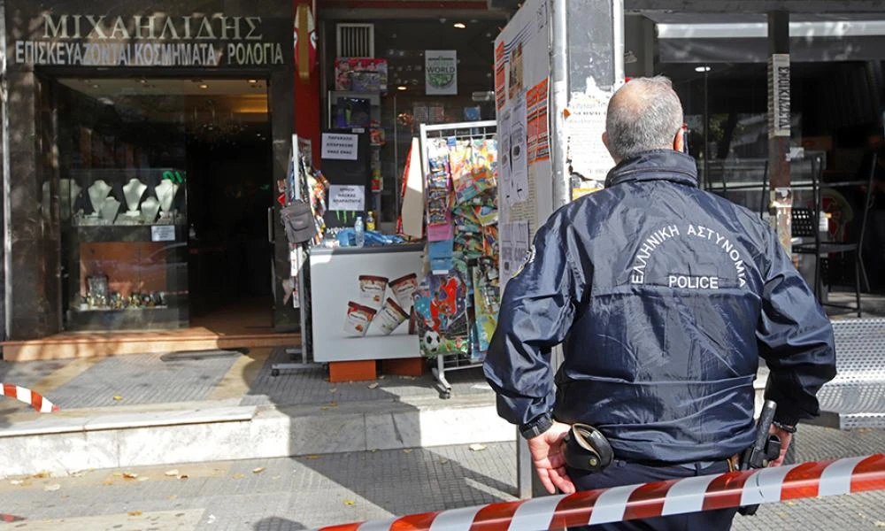 Θεσσαλονίκη: Ατρόμητη νεαρή σπρώχνει ένοπλο - Βίντεο ντοκουμέντο από απόπειρα ληστείας